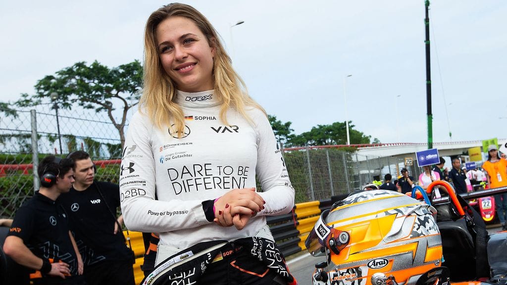 17-vuotias Formula 3 -kuljettaja Sophia Flörsch koki karmean kolarin Etelä-Kiinassa Macaossa.