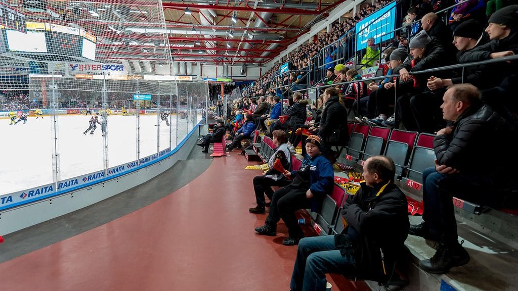 JYPinkin kannattajat joutuvat vaihtamaan älykiekon tavalliseen seuran logolla varustettuun kiekkoon, jos peliväline lentää katsomoon.