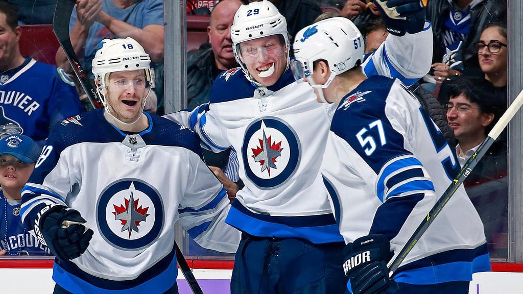 Patrik Laine (keskellä) heilutti maaliverkkoja, kun Winnipeg Jets sai vastaansa Vancouver Canucksin.