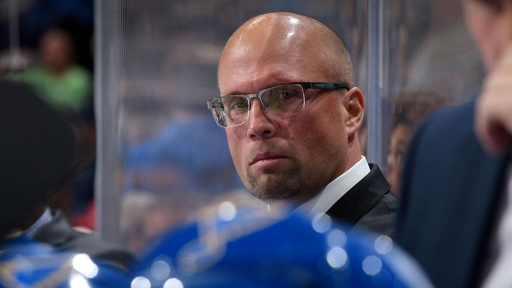 NHL-seura St. Louis Blues on antanut potkut päävalmentajana toimineelle Mike Yeolle.