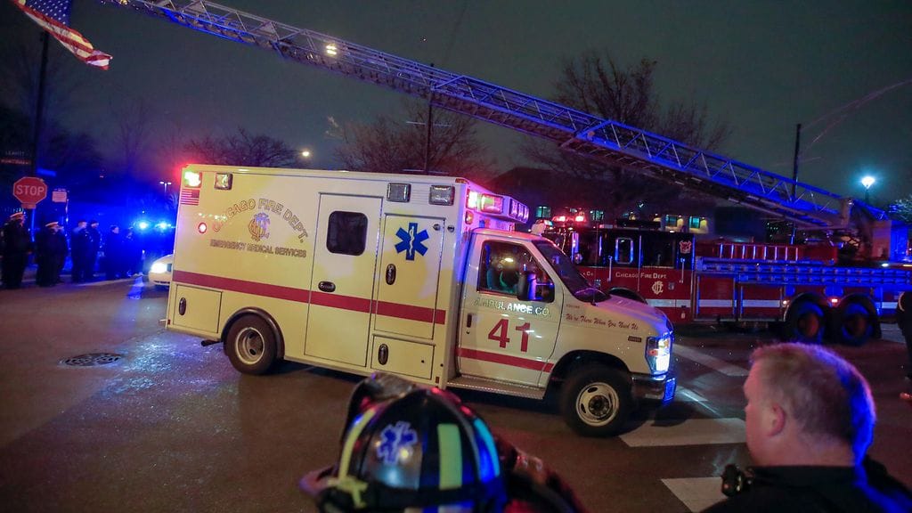 Ambulanssi ajaa Mercyn sairaalan pihaan Chicagossa. Kuvituskuva.