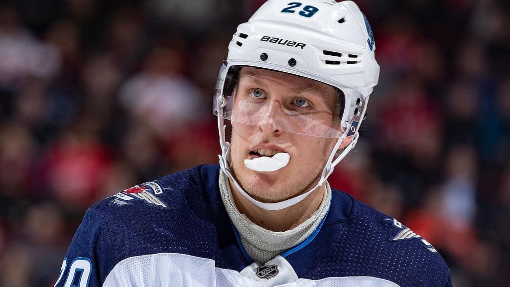 Winnipeg Jetsin suomalaishyökkääjä Patrik Laine iski hattutempun, kun Jets kaatoi Vancouver Canucksin lukemin 6-3.