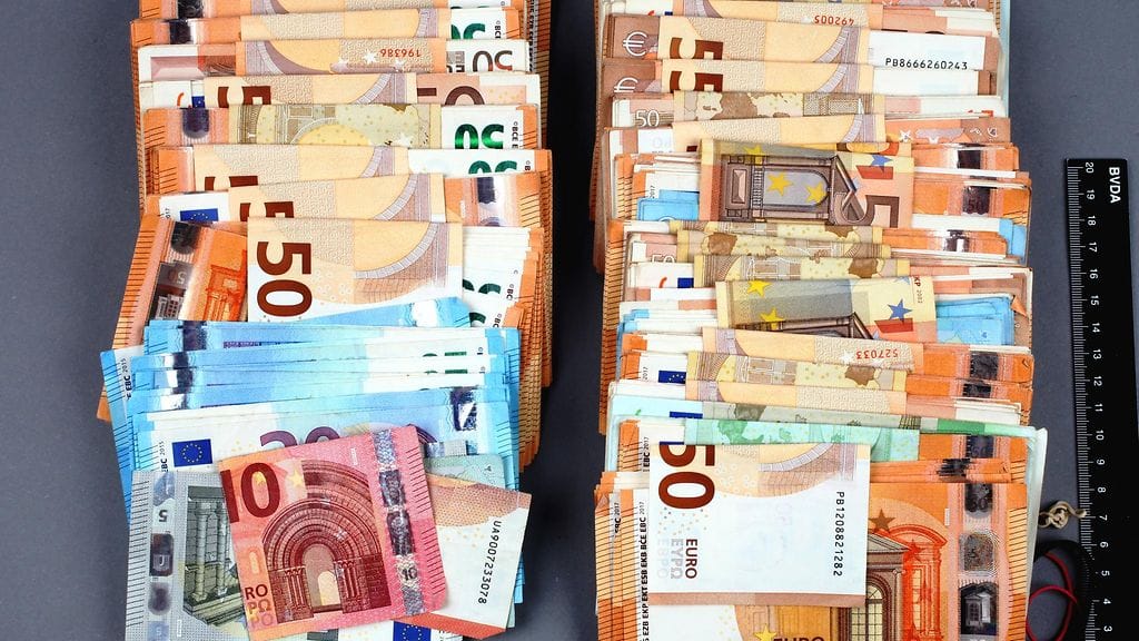 Poliisi takavarikko Helsinki 100000 euroa