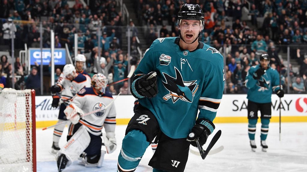 San Jose Sharksin suomalaishyökkääjä Joonas Donskoi tuuletti maaliaan Edmonton Oilersia vastaan.