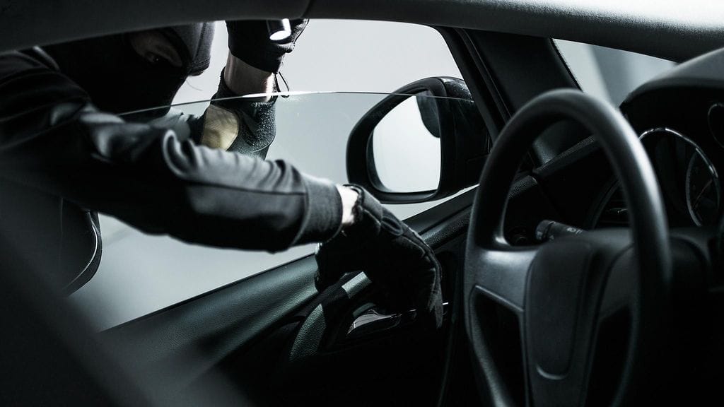 Autovaras meni ilmeisesti paniikkiin pakomatkansa aikana ja päätyi telomaan jalkansa.