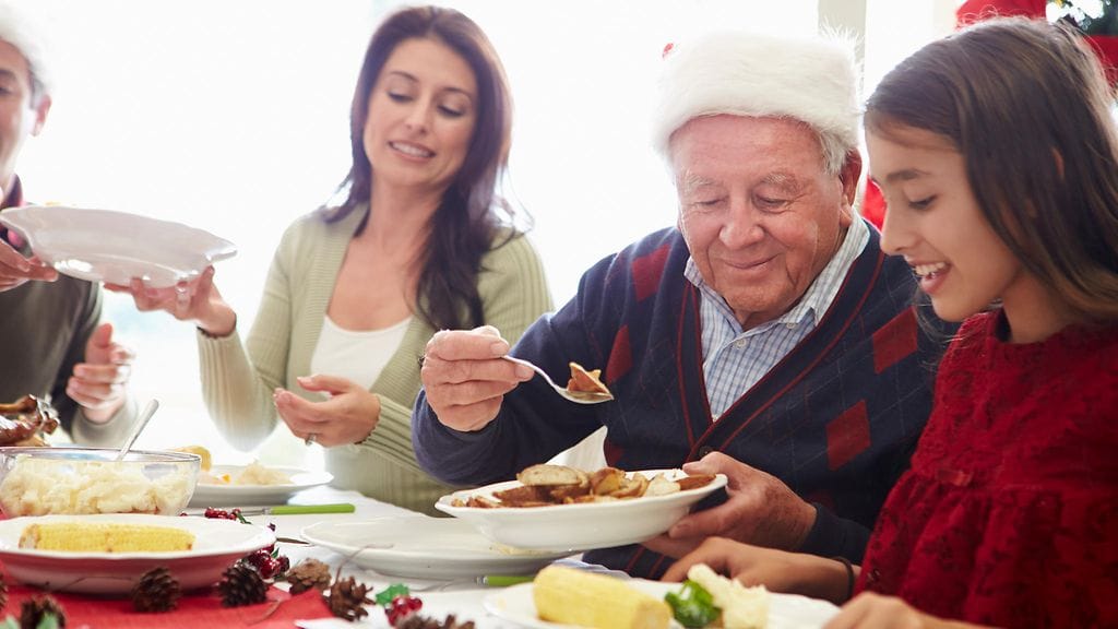 Juhlissa lapsille varataan usein oma "lasten pöytä". Leen mukaan vanhasta tavasta olisi jo aika luopua.