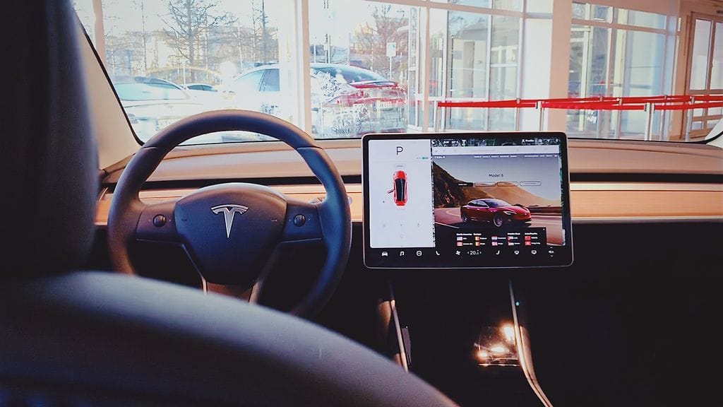 Tesla Model 3 ensimmäistä kertaa Suomessa – MTV Uutiset tutustui