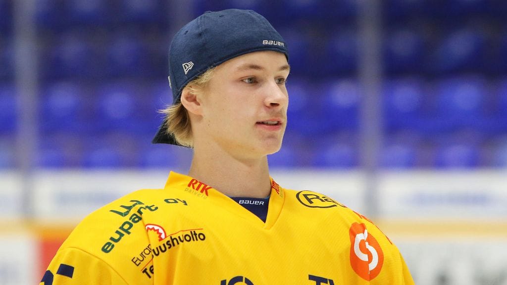 Antti Saarela pelaa ensimmäiset minuuttinsa SM-liigassa.