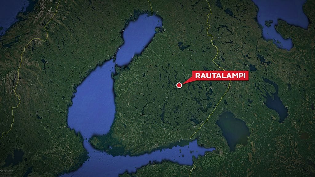 Naisen auto suistui sillalta järveen Rautalammilla. Kuvituskuva.