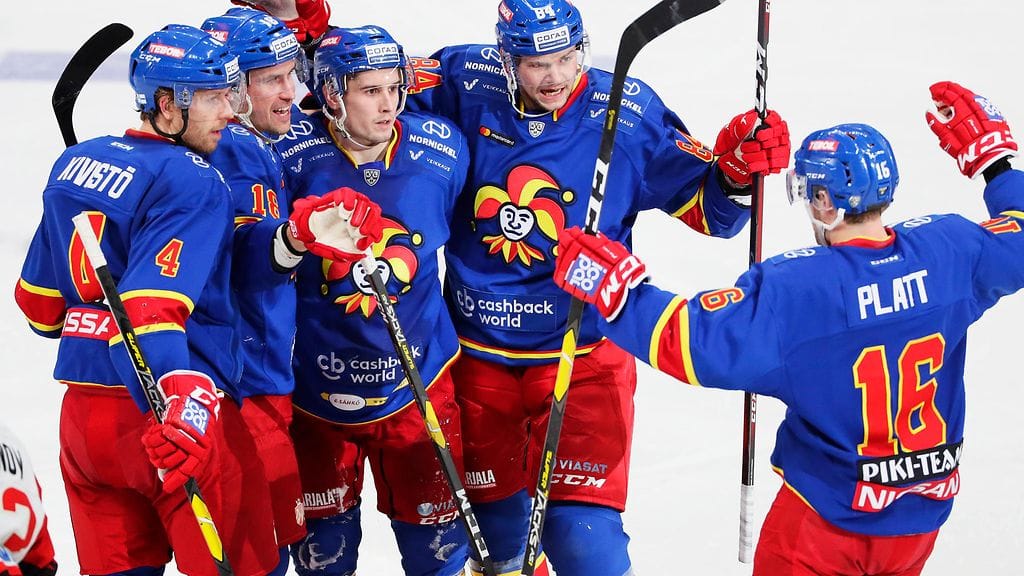 Jokereiden Tommi Kivisto, Sami Lepistö, Steve Moses, Max Wärn ja Geoff Platt juhlivat maalia kotiottelussa Omskia vastaan.