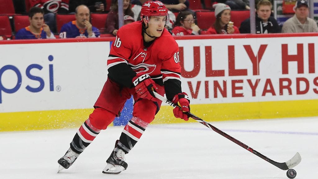 Teuvo Teräväinen alusti Carolina Hurricanesin voittomaalin Toronto Maple Leafsia vastaan.