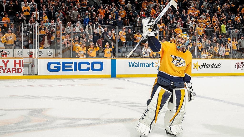 Nashville Predatorsin Pekka Rinne kiitti yleisöä suomalaishistoriallisen St. Louis Blues -voiton jälkeen.