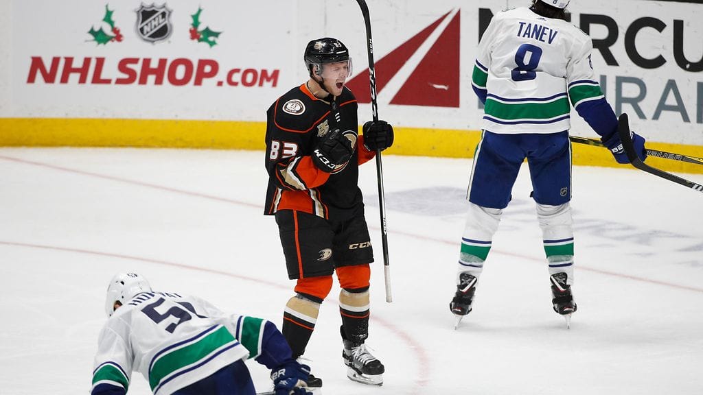 Anaheim Ducksin Kalle Kossila juhli maaliaan Vancouver Canucksia vastaan antaumuksella.