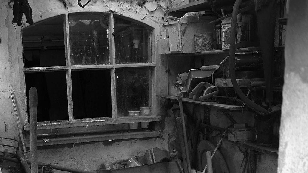 Helmikuussa 2018 perhe löysi portaiden alla olevasta komerosta 45-senttisen laatikon, josta löytyi kirjekuoria ja pienen lapsen muumioitunut ruumis.  Kuvituskuva,