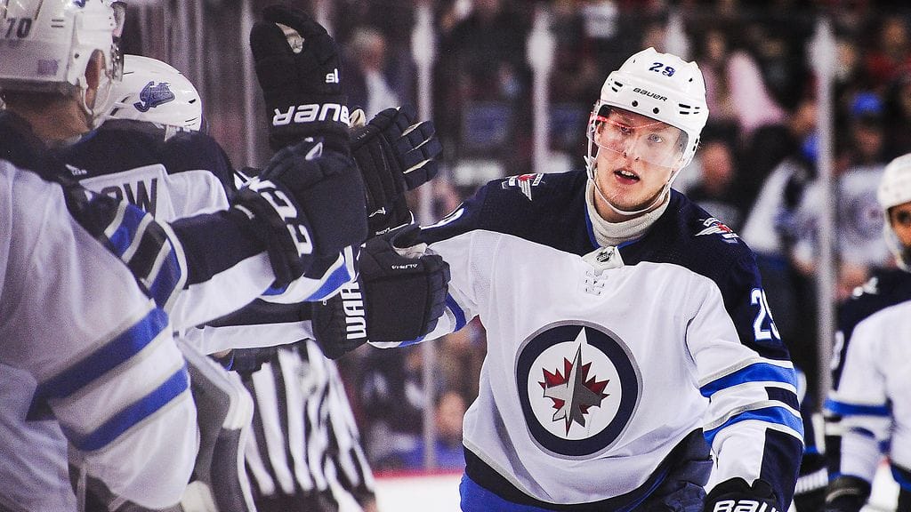 Winnipeg Jetsin Patrik Laine ampui Calgary Flamesia vastaan kaksi maalia.