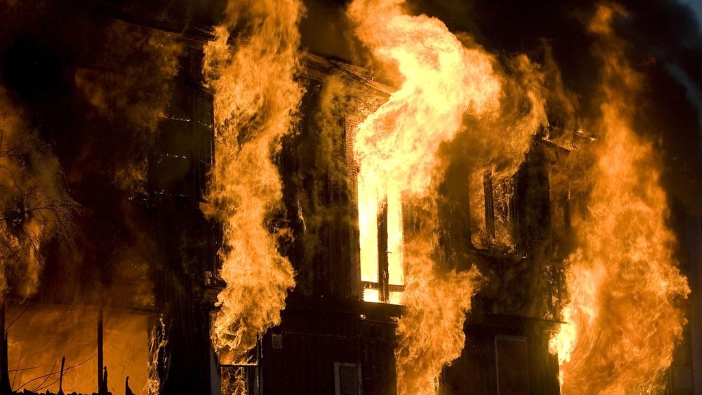 Palon syttymissyy ei ole selvinnyt, mutta sukulaisten mukaan 93-vuotias Maria sytyttää toisinaan kynttilän iltaisin. Kuvituskuva.