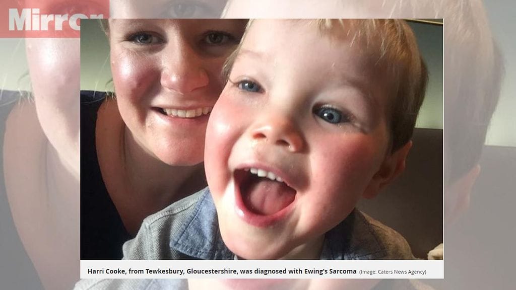 Carly Cooke oletti nelivuotiaansa sairastuneen flunssaan. Pian kävi ilmi, että Harri-pojalla oli syöpä.
 Kuvan lähde Mirror