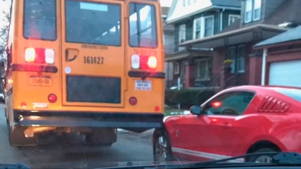 Kuudesluokkalainen käräytti Mustangia kolhineen bussikuskin