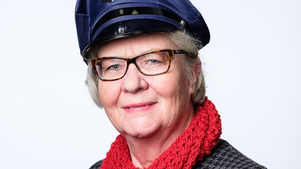 Roskapoliisi Marjo Vainio osallistuu tänä vuonna Linnan juhliin sormessaan"roskasormus".