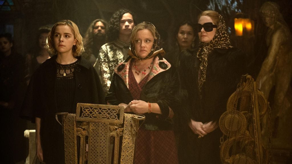 Sabrina: Pimeällä puolella -sarjassa esiintyvä patsas saa lopputeksteihin oman lisämerkintänsä.