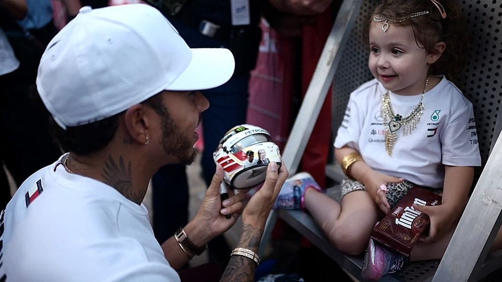 Lewis Hamilton sai lahjoja pieneltä faniltaan.