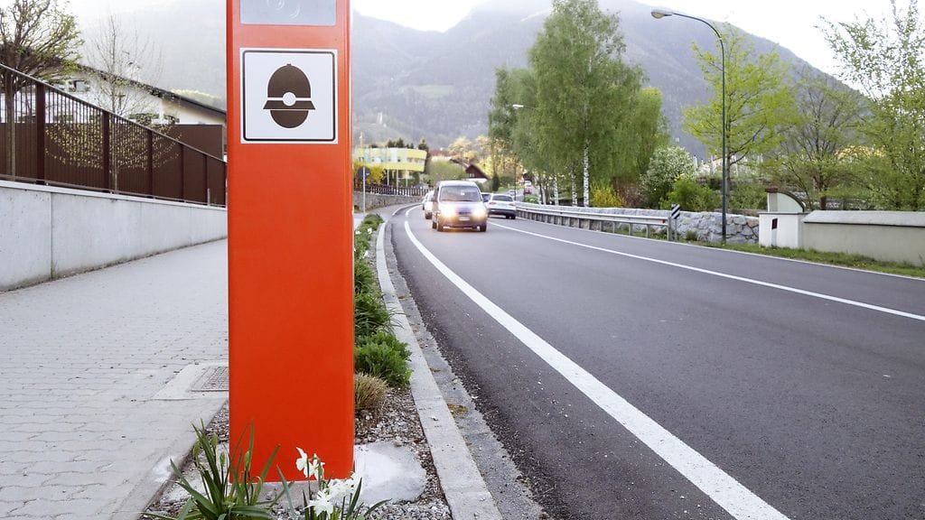 Pienen italialaiskylän pääkadulla ajetaan törkeästi ylinopeutta. Kuvituskuva.