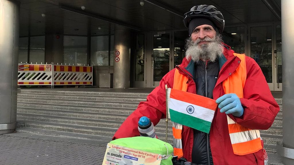 Mies vieraili Helsingin poliisilaitoksella saamassa poliisilta leiman vihkoonsa.