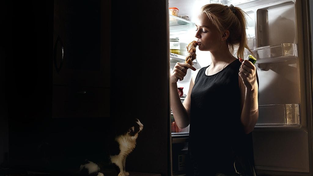 Iltasyöpöttely kannattaa jättää väliin uniensa tähden. Kuvituskuva.