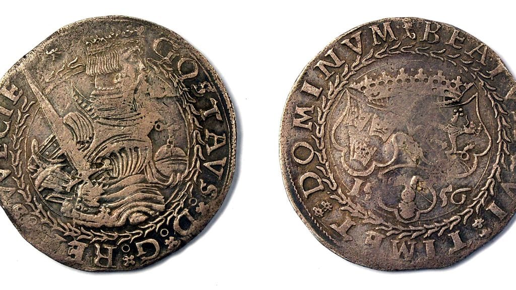 Ensimmäisessä markassa esiintyy Kustaa Vaasa valtakunnanomena oikeassa kädessään. Takasivun kolmijakoinen vaakuna koostuu Vaasa-suvun vaakunasta, Ruotsin kolmesta kruunusta sekä Folkungasuvun leijonasta.