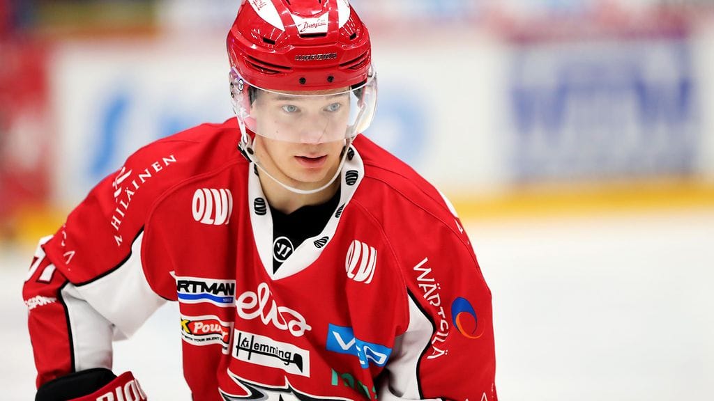 Niklas Nevalainen osui poikittaisella mailalla vastustajaa päähän.