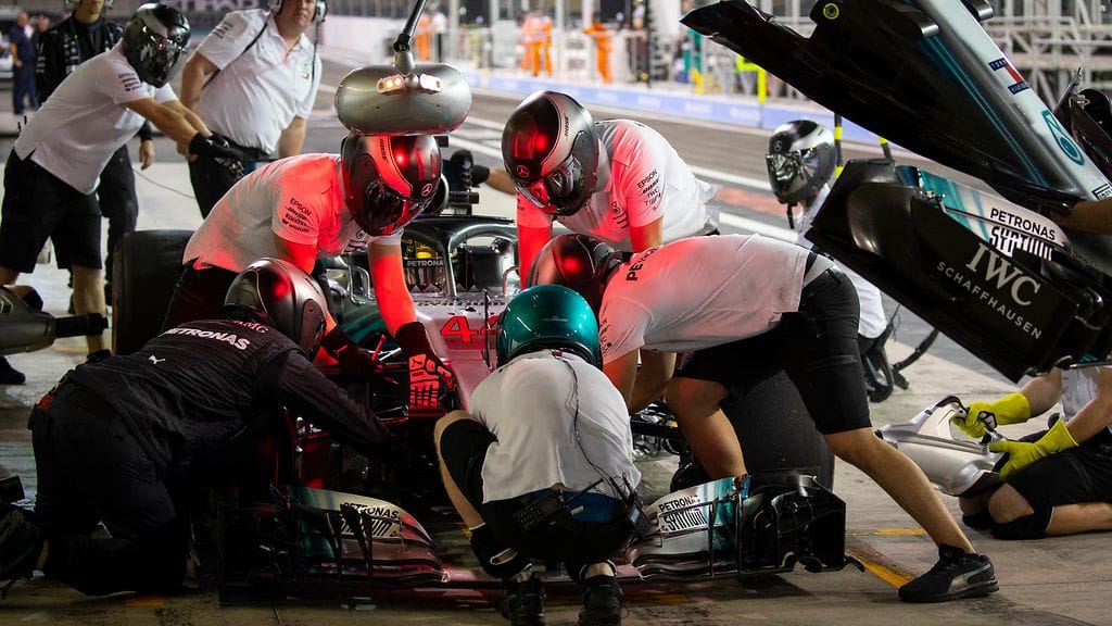 Mercedeksen Lewis Hamilton sai toisen varoituksen varikkolinjan ylittämisestä tällä kaudella.