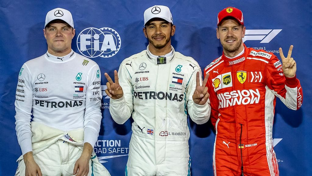 Lewis Hamilton (keskellä) otti jo kauden 11. paalupaikkansa, kun hän ajoi ykkösruutuun Abu Dhabin GP:n aika-ajoissa.