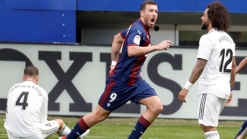 Real Madridin tähtipakki Marcelo on ihmeissään, kun Eibarin Sergi Enrich juhliin maalia La Ligan ottelussa.