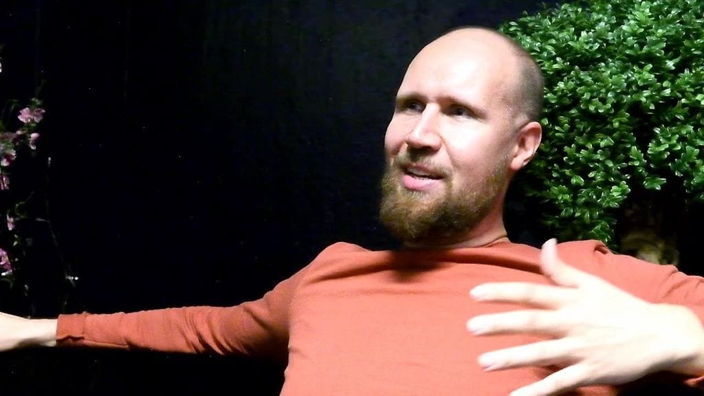 Vihreiden puheenjohtaja Touko Aalto pohtii kannatuksen laskua ja johtajuutta Vihreiden puoluevaltuuskunnan kokouksessa Salossa hieman ennen sairauslomalle jäämistään.