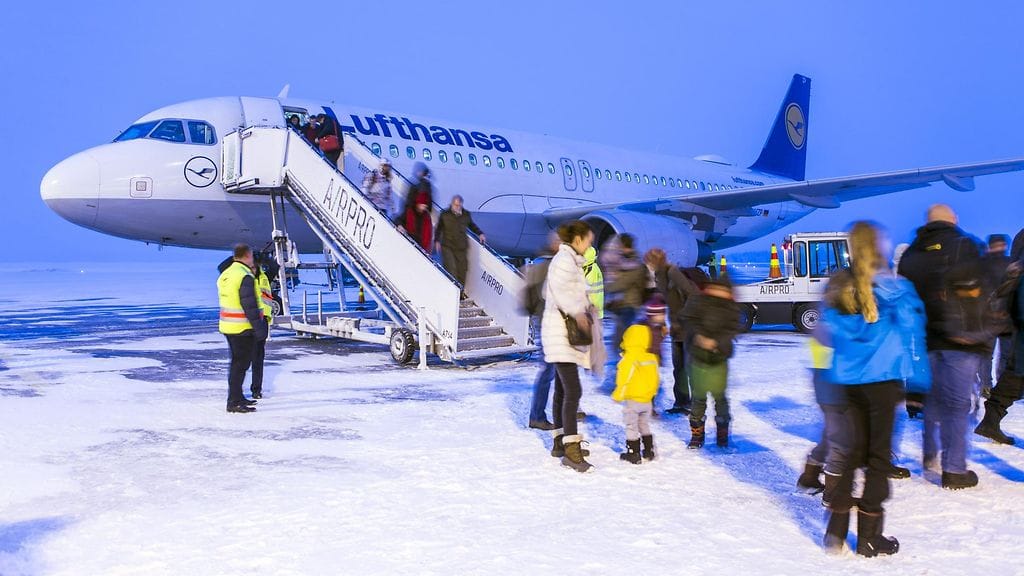 Lufthansan ensimmäinen suora reittilento Frankfurtista laskeutui reippaassa lumisateessa lauantaina 23. joulukuuta 2017 Kuusamon lentokentälle. Hetki oli historiallinen, sillä kyseinen lento aloitti ensimmäisen kansainvälisen reittilentosarjan Kuusamon lentoasemalle.