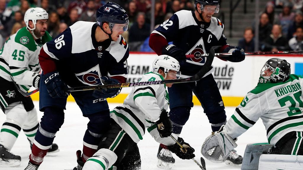 Mikko Rantanen sivaltaa kiekon maaliin. Dallas-pakki Miro Heiskanen ei saa pidettyä Rantasta irti kiekosta.