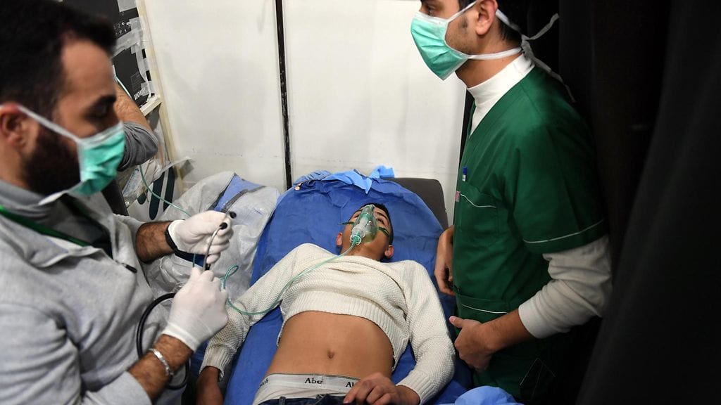 Syyrian valtion uutistoimisto SANA:n julkaisema kuva kaasuiskun uhrin hoidosta.