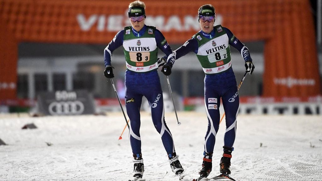 Arttu Mäkiaho (oik.) lähetti Leevi Mutrun yhdistetyn joukkuekilpailun kolmannelle hiihto-osuudelle.