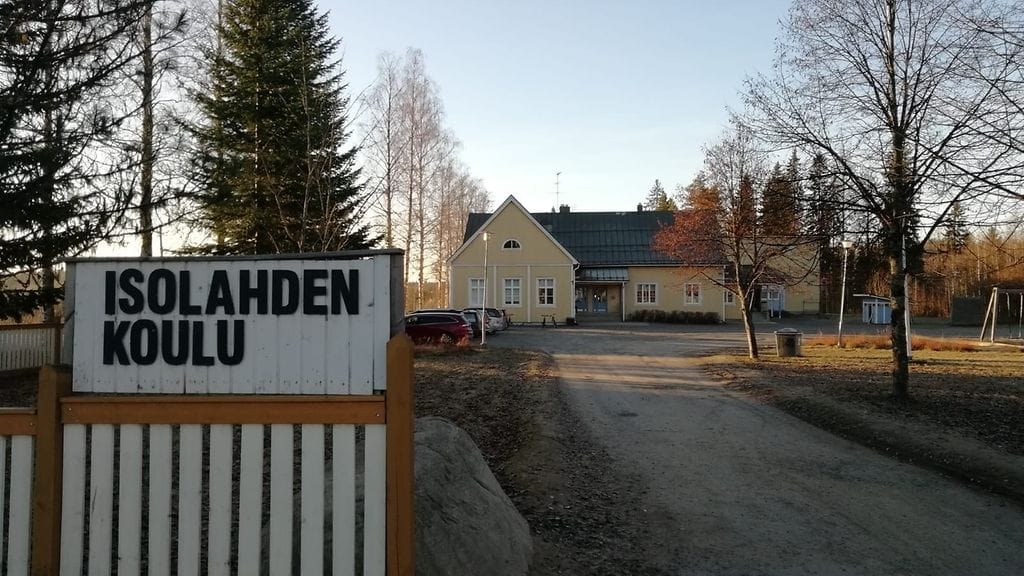 Isolahden kylässä asuu noin 500 kyläläistä, joiden toiveena olisi saada kylään vähintään 40-paikkainen päiväkoti koulun viereen.