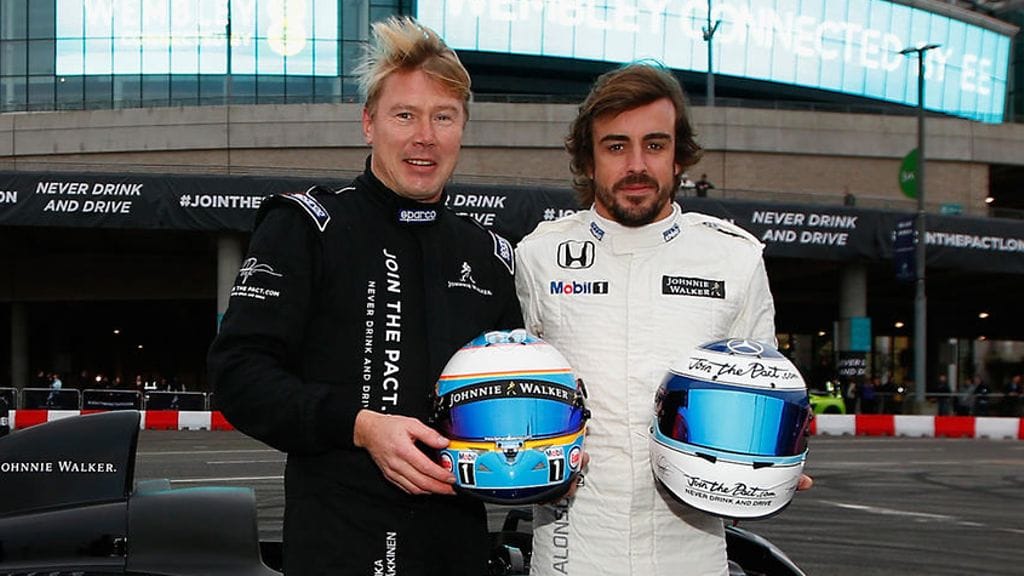 Häkkinen ja Alonso poseerasivat yhdessä promootiotilaisuudessa.