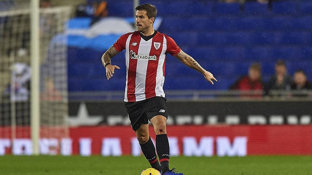 Athletic Bilbaon Inigo Martinez (kuvassa) otti painiotteella kiinni Getafen Jaime Matista.