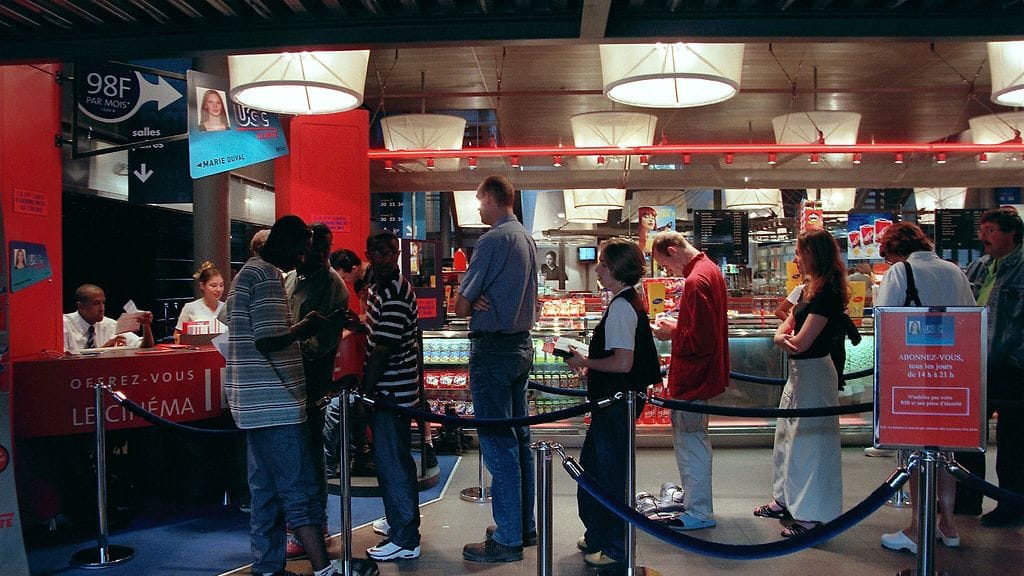 Halpaa ammattijonotus ei ole. Jonottajan palkkaaminen maksaa kymppejä tunnilta. Kuvituskuva.