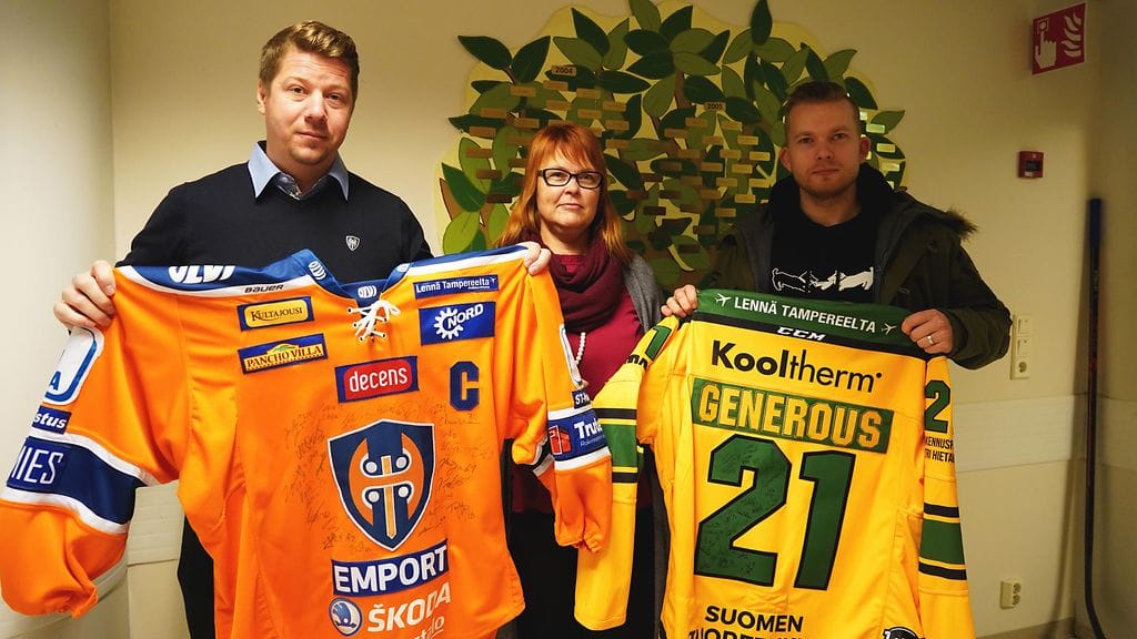 Kuvassa uusien pelipaitojen kanssa Tapparan myyntipäällikkö Aki Hautamäki (vas.), TAYS:in lastentautien vastuualueen ylihoitaja Tarja Heino-Tolonen ja Ilveksen markkinointipäällikkö Jussi Kankaanpää (oik.).