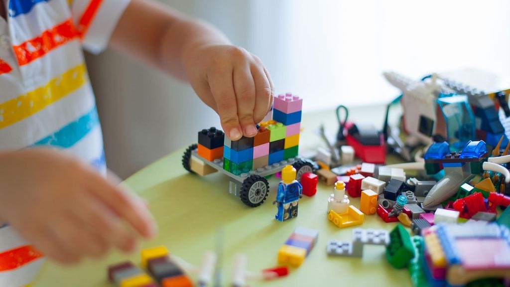 Testissä kuusi lastenlääkäriä nielaisi Legon. He huomauttavat, ettei koetta tule testata kotona.