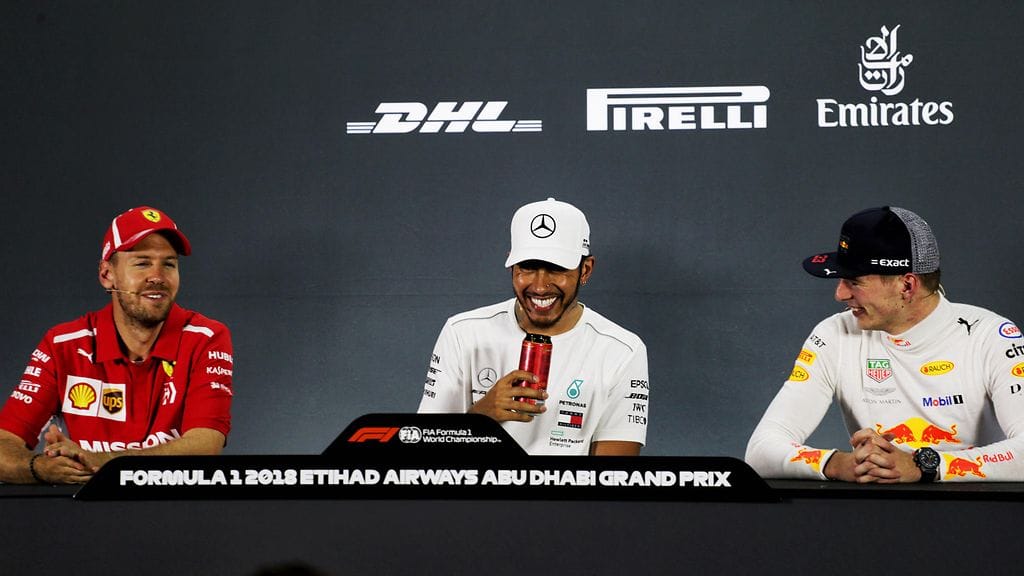 Lewis Hamiltonin (keskellä), Sebastian Vettelin (vasemmalla) ja Max Verstappenin (oikealla) lehdistötilaisuus meni varsin levottomaksi Abu Dhabissa.