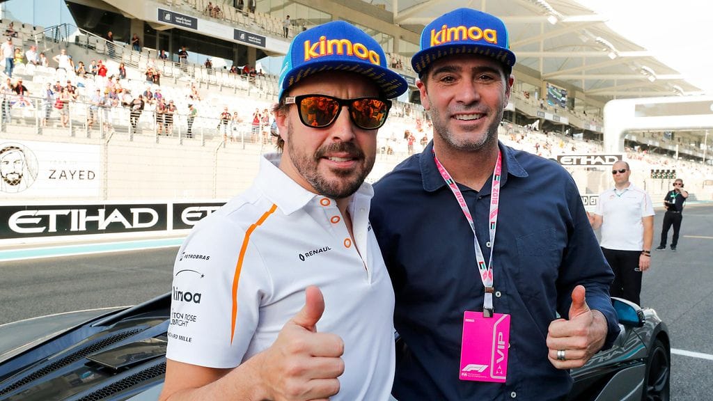 Nascar-legenda Jimmie Johnson (oikealla) hyppäsi Fernando Alonson käyttämän McLarenin rattiin.