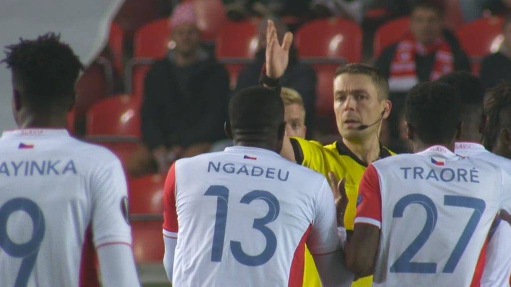 Mattias Gestranius tuomaroi Mestarien liigan ottelun.