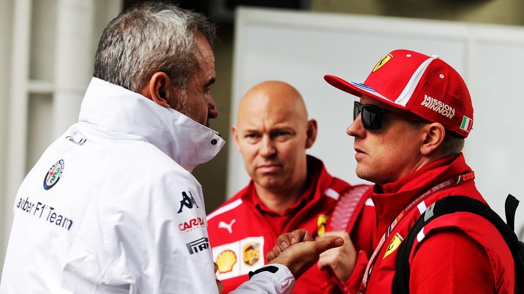 Kimi Räikkönen ja Sauberin Beat Zehnder keskustelussa F1-varikolla.