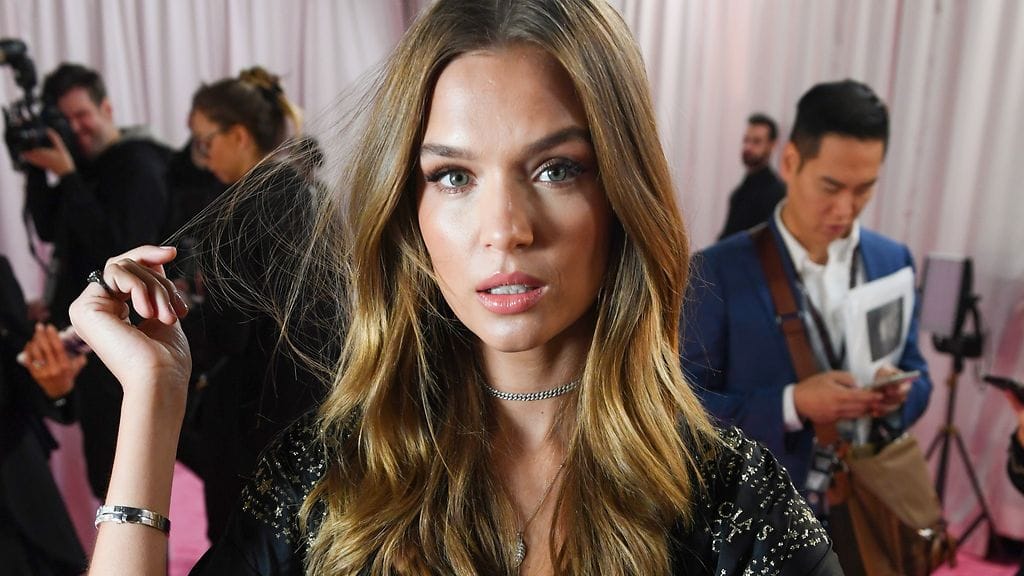 Tanskalaismalli Josephine Skriver kertoo kihlautuneensa Suomessa.