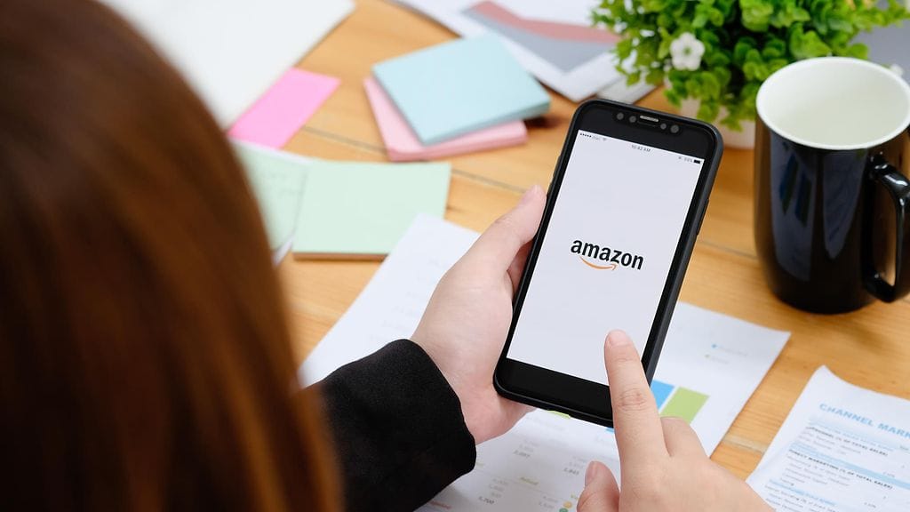 Amazon-nettikauppa ehdotti "lahjoja isälle" -osiossaan aikuisviihdettä. Kuvituskuva.